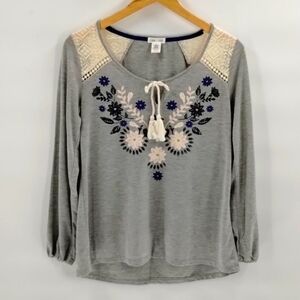 Clover & Scout gray crochet shoulder blue floral detail front size small blouse